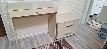 demir oturacaq: Bej rəngdə minimal dizaynlı masa və tumba dəsti.unvan masazir - Dəst — 2