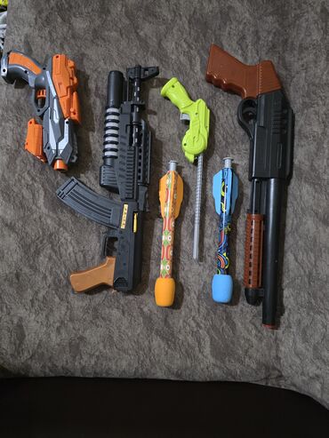 Oyuncaqlar: Uşaq oyuncaqları paketi – müxtəlif fiqurlar və aksesuarlar Tərkib: - — 6