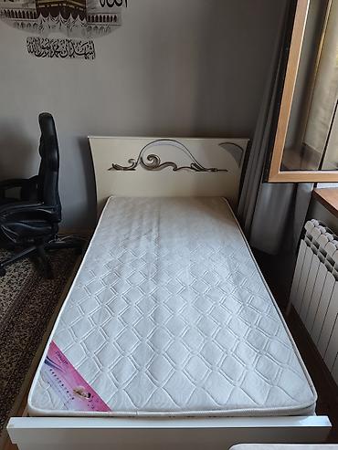 Çarpayılar: Tək nəfərlik çarpayı və döşək dəsti - Ölçü: təxmini 90x200 sm (tək — 2
