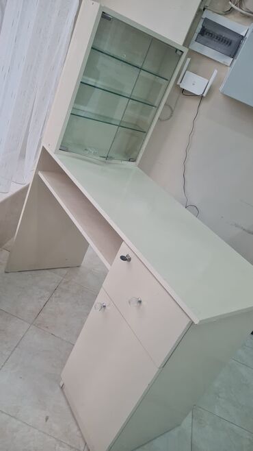 Salon masaları: İşlənmiş, Manikür üçün masa, Güzgüsüz