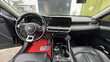 Другие детали салона: Мультимедийная система и интерьер автомобиля с современными функциями — 12