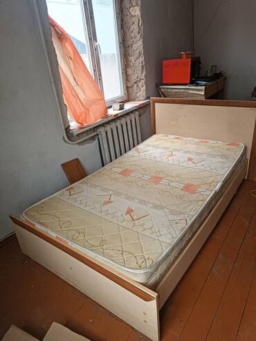 детские кровати с матрасами: Односпальная кровать с простым дизайном, выполненная из светлого