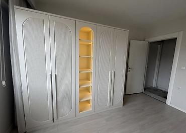 шкаф купе с подсветкой: Ağ rəngli, müasir dizaynlı geniş qarderob dolabı - 4 qapılı — 1