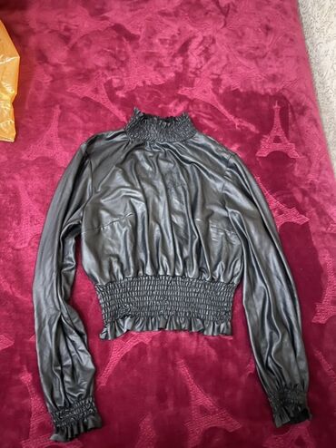 Çəngəllər: Qara rəngli qadın bluzu – eko dərini xatırladan parıltılı material. -