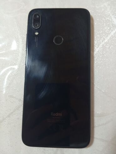 telefon redmi: Xiaomi Redmi smartfonu, arxa tərəfində ikili kamera sistemi və barmaq