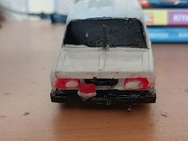 Oyuncaqlar: Məhsul: LED işıqlı kiçik ölçülü model avtomobil Təsvir: - Korpus — 3