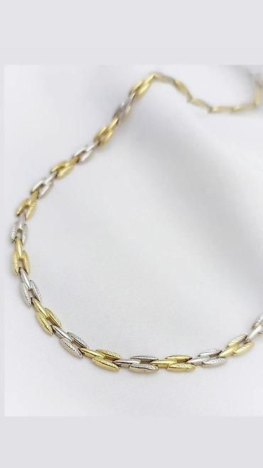 Серьги: Пара элегантных золотистых сережек с английским замком. Каждая сережка — 25