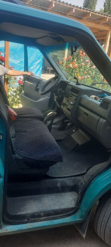 рулевой дозатор: Фургон Volkswagen Transporter T4, окрашенный в бирюзовый цвет, с