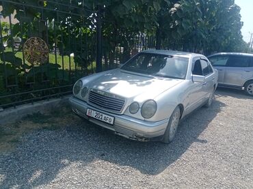 мерседес автомобили: Автомобиль Mercedes-Benz E-Class W210 серебристого цвета