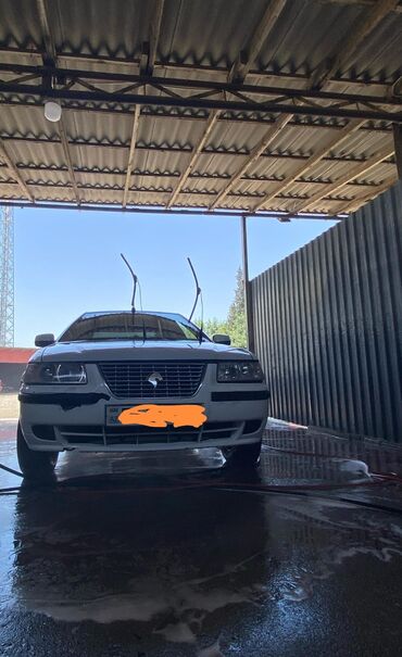 Iran Khodro: Samand sedan – ağ rəng, 4 qapı, ön və arxa Samand loqolu radiator