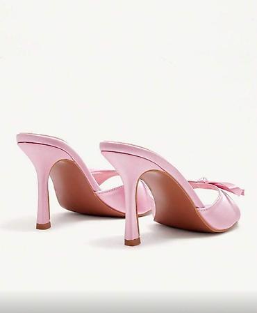 atenci gole slike: 💕 Barbie vibes! ✨ Roze satenske papuče dostupne u broju 40 Unutrasnje — 2