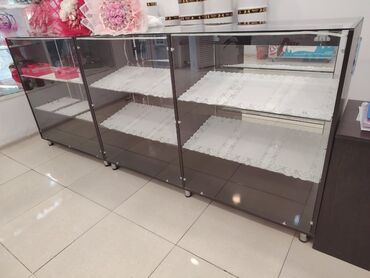 Rəf vitrinləri: Şirniyyat vitrinləri satılır 700₼. Hundurluk-1.20sm Uzunluq-1.10sm