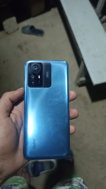 купить швейную машину бу: Arxa tərəfində 108 meqapiksellik kamerası olan mavi rəngli smartfon