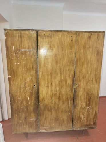 отдам даром массажный стол: Даром самовывозом Трёхдверный деревянный шкаф советского образца. -
