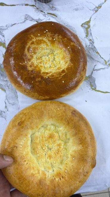 Кондитерские изделия, сладости: Свежая выпечка ручной работы, представленная в нескольких видах — 7