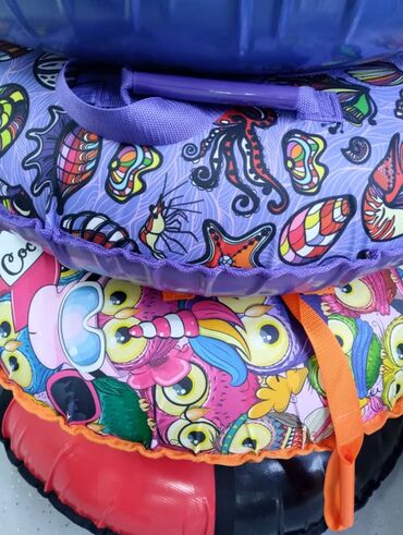 Санки и тюбинги: Прочные ледянки и санки для зимних покатушек. Ледянки: - Жесткая — 23