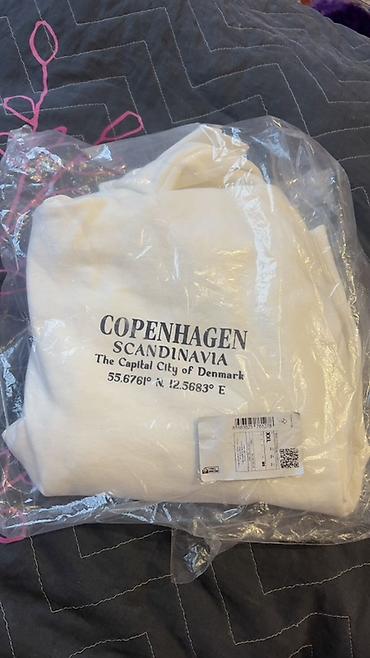 kişi geyimi: Ağ rəngli kapüşonlu svitşört (hoodie) Üzərində “Copenhagen – — 2
