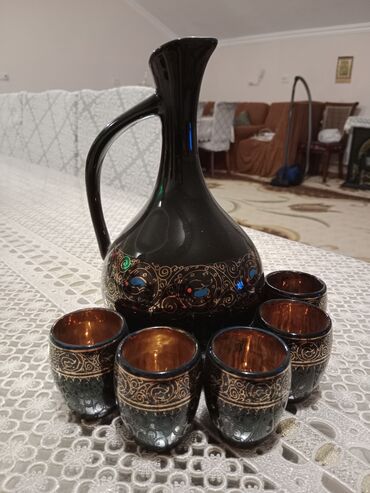 Qrafinlər və səhənglər: Rəng - Qara, Şüşə