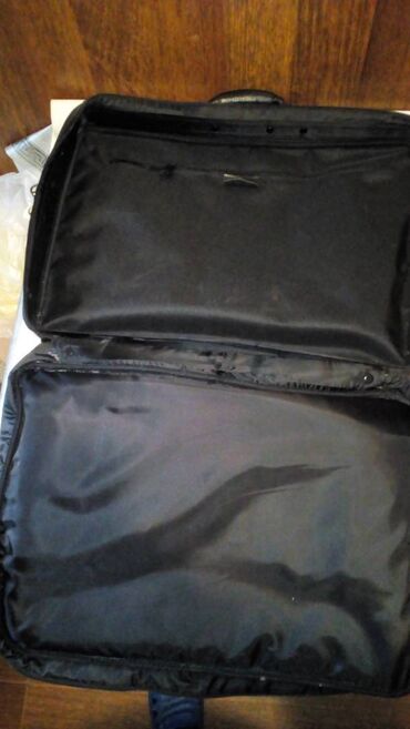 pantalone c teget poslovne: Crna poslovna tašna očuvana sa više pregrada. 35x50x14.cm