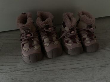 прогулочные коляски с надувными колесами: Бу Детские зимние ботинки/сникерсы цена 2пары 1000сом размеры 28,24 -