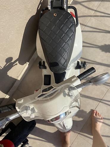 skuter təmiri: Uşaq üçün elektrikli skuter – klassik Vespa üslubunda - Rəng: ağ — 3