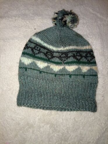 kaput topao i: Topla vunena kapa u nijansama zelene sa šarama i pomponom, idealna za
