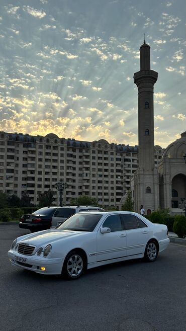 Mercedes-Benz: Mercedes-Benz E-Class (W210), ağ rəng, sedan gövdə. Xüsusiyyətlər: - — 5