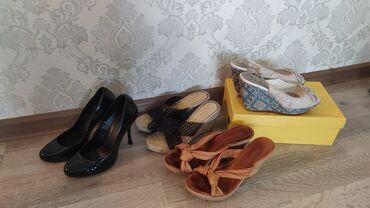 Босоножки, сандалии, шлепанцы: Женская обувь, все отдам за 1000 сом
