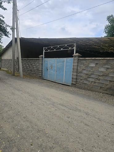 Продажа коттеджей и домов: Продаётся дом с большим двором и крытым навесом.По факту 13 соток .3 — 1