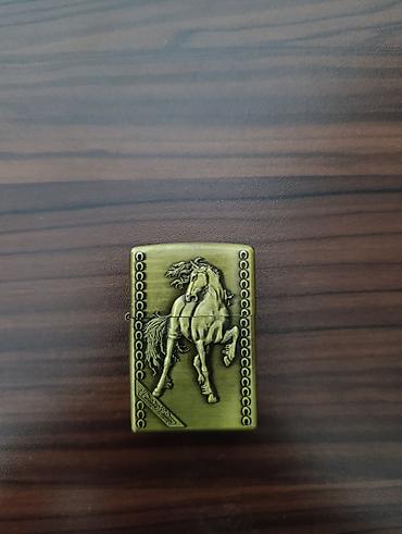 Əntiq əşyalar: Benzinli metal qapaqlı çaxmaq. Korpus antik-mis rəngindədir, üzərində — 3