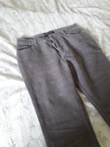 zenske farmerke pantalone: FARMERKE zenske, sive, somot. velicina 34. Samo jednom nosene. Obim