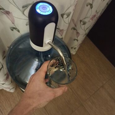 мир техники: Электропомпа для воды. Заряжается от USB, одного заряда хватает месяц
