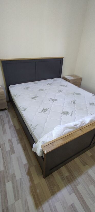 столы из натурального дерева: Двуспальная кровать, 2 тумбы