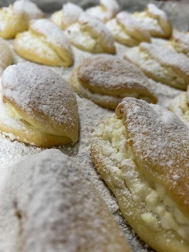 Выпечка, хлебобулочные изделия: Сосиски в тесте, свежая выпечка из пекарни. - Румяная, глянцевая — 10