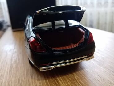 Igračke: Nov metalni Mercedes E-klasa uradjen u razmeri 1:24. Mogu da mu se — 9