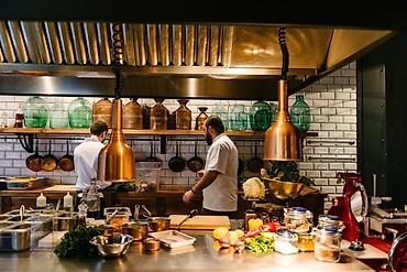 Повара: **Ассаламу алейкум, уважаемые владельцы кафе и ресторанов!** Меня — 5