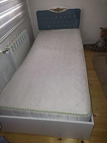 Tək nəfərlik çarpayı və döşək dəsti - Ölçü: təxmini 90x190 sm (tək