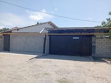 green home: Дом с придворовой территорией и навесом для авто. - Закрытый двор с — 1