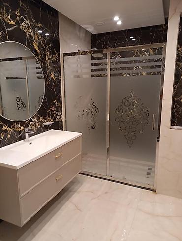 Duş kabinası – sürgülü qapılı, qumla matlaşdırılmış və ornamentli şüşə lalafo.az -da Duş kabinası – sürgülü qapılı, qumla matlaşdırılmış və ornamentli şüşə