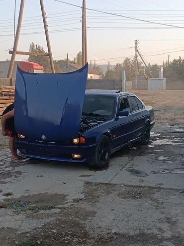 сиденья рекаро бмв е34: Синий седан BMW 5-серии, модель E34, четырехдверный. Автомобиль