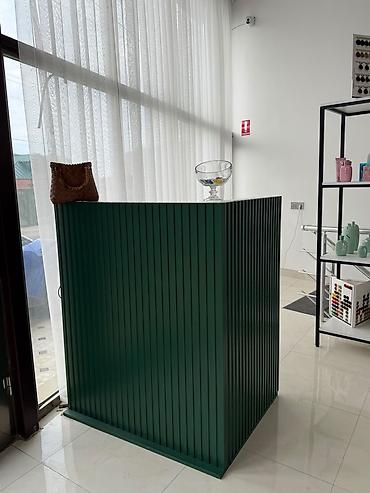 tavan dizaynlari: Satış üçün: yaşıl rəngli resepsiyon/qarşılama stendi - Modern lamel — 1