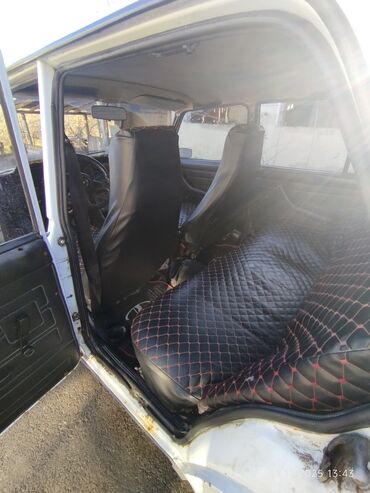 VAZ (LADA): VAZ 2107, ağ rəngli sedan Texniki xüsusiyyətlər: - Ban növü: 4 qapılı — 5