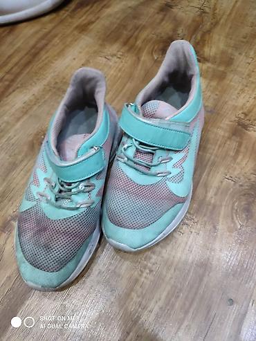 nike react: Продаю летние кроссовки.
для девочки.
размер-33 
Турецкая фирма — 2