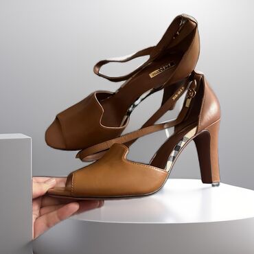 обувь женская сапоги: Продаю новые босоножки, срочно. По цене можем договориться, брали за