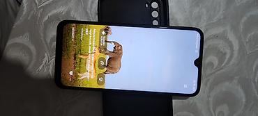 ses ucaldan: Redmi smartfon - Model: Redmi (arka blokda “48MP AI Camera” yazılı — 3