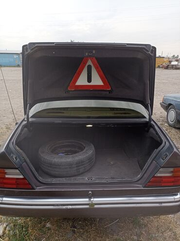 суппорт мерс: Автомобиль Mercedes-Benz в кузове W124. В багажнике находится запасное