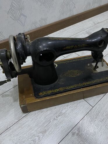 keci pendiri: Keçmişdən qalan tikiş maşını, qədimi və səliqəli vəziyyətdədir