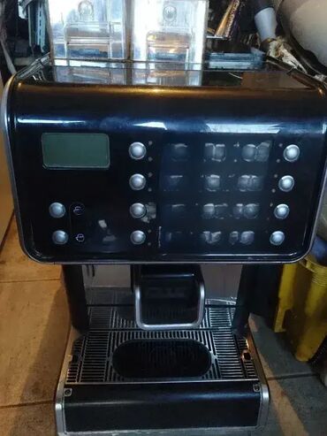 Aparati za kafu: Potpuno ispravan Profesionalni cafe aparat koji se prikljucuje na — 1