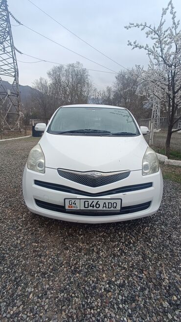 Toyota: Toyota Ractis: 2010 г., 1.3 л, Вариатор, Бензин, Вэн/Минивэн