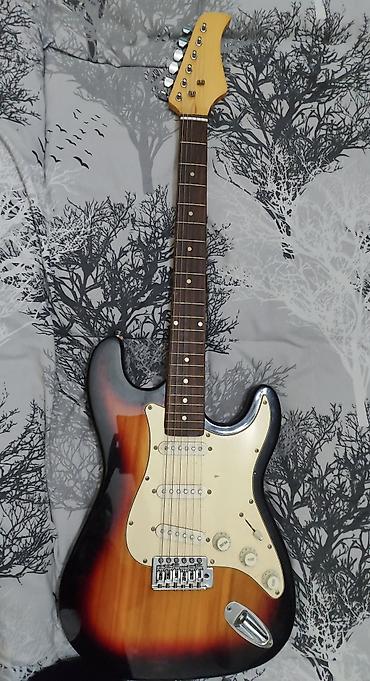 Elektrik gitara – Stratocaster tərzi, sunburst (3-tone) rəng